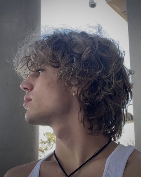 Skater Hairstyles, Wavy Hair 2b, Long Messy Hair, Messy Hair Boy, Long Curly Hair Men, Surfer Guys, Guy Haircuts Long, Men Haircut Curly Hair, Shaggy Short Hair