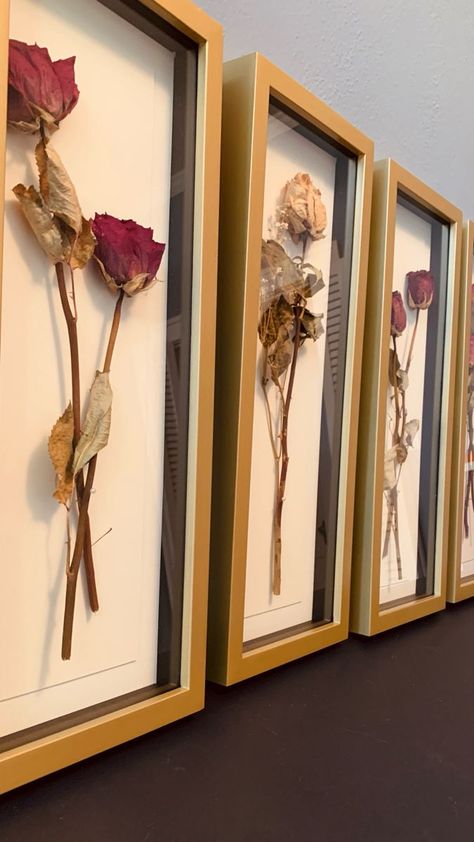 Dried Flowers On Frame, Dry Flower Display Ideas, Flowers In Picture Frames Diy, Dried Roses Wall Decor, Dry Flowers Frame Wall Art, Dry Roses Decoration, Roses Diy Crafts, Hanging Flowers To Dry, Display Dried Roses