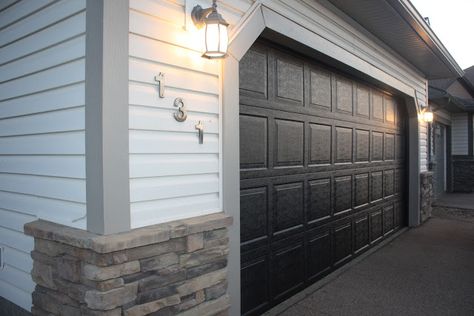 How to paint your garage check out this blog for the full DIY tutorial!! It's actually easy!! Black Garage Door, Garage Door Trim, Garage Door Paint, Exterior Paint Schemes, Black Garage, Modern Garage Doors, Best Exterior Paint, Front Door Makeover, Garage Door Makeover