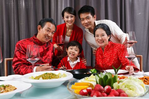 Chinese New Year's Day is an occasion for Chinese families to gather for the annual reunion dinner. Chinese Family Photo, Chinese Family Photography, Chinese New Year Dinner, New Year Dinner, Chinese Family, Chinese Lantern Festival, Dinner With Family, New Years Dinner, Chinese Calendar