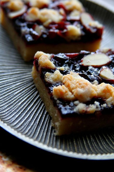 Cherry Streusel, Burger Recipes Seasoning, Food Photography Cake, Grilled Burger Recipes, Cherry Pie Bars, Bars Dessert, Streusel Bars, Burger Recipes Beef, Baked Spaghetti Recipe