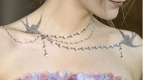 http://www.revelist.com/arts/necklace-tattoos/5537 Chest Necklace Tattoo, Necklace Tattoos, Chanel Tattoo, Dear Woman, Tattoos Feminine, Pearl Tattoo, Body Paintings, Tattoo Son, Chain Tattoo