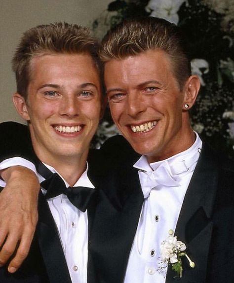 David Bowie and his son Duncan Jones #davidbowie #bowie #duncanjones Iman And David Bowie, Duncan Jones, David Bowie Labyrinth, David Bowie Starman, Bowie Labyrinth, Bowie Starman, Children Of Men, Bruce Dickinson, Ziggy Stardust