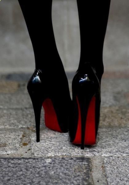 dark red stilletos | Black High Heels with Red Soles | Inspiration by Color Sac Michael Kors, Detail Couture, Crown Drawing, Hak Tinggi, Rich Clothes, Mode Shoes, Heels Aesthetic, Peggy Carter, Cheap Michael Kors