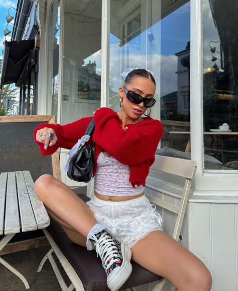 Cheeky Shorts Outfit, Ruffle Shorts Outfit Aesthetic, Bloomers Aesthetic Outfit, Ruffle Bloomers Outfit, Paris Fashion Week Spring Summer 2024 Street Style, Ruffled Shorts Outfit, Bloomers Outfit Women, Styling Bloomers, Bloomers Outfit Aesthetic