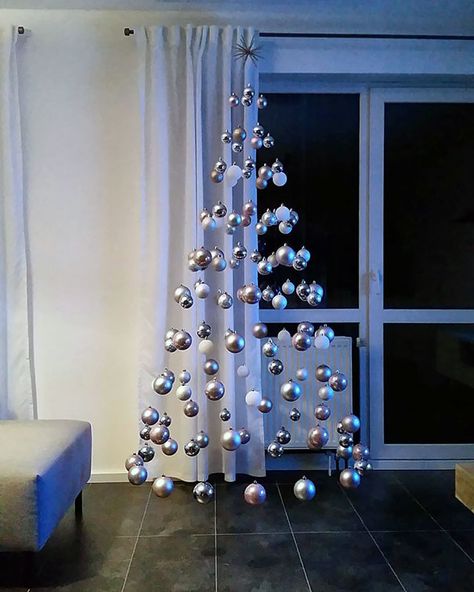 Levitating Christmas Tree   (https://www.handimania.com/diy/floating-christmas-tree.html) Invisible Christmas Tree, Alternative Christmas, Alternative Christmas Tree, Creative Christmas Trees, A White Christmas, Easy Christmas Decorations, Unique Christmas Trees, Easy Christmas Crafts, Silver Christmas