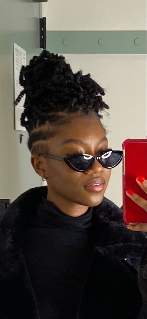 Knotless Braids With Tapered Sides, Twists With Undercut, Shaved Sides Black Women, Side Shaved Hairstyles Long Hair, Dyed Undercut, Undercut Dreads, Undercut With Braids, Locs With Shaved Sides, Shaved Hairstyles For Black Women