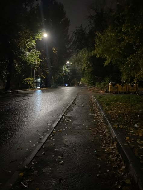 Rainy Night Street, Rain Street, Places And Spaces, Dark Weather, Rain Aesthetic, Rainy Day Aesthetic, Beautiful Beach Pictures, I Love Rain, Night Pictures