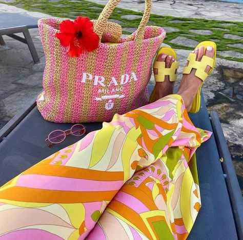 Hermes Oran Sandals Outfit, Summer Bags Beach, Beach Clubs, Rich Girl Lifestyle, Sandals Outfit, Malibu Barbie, Beachwear Fashion, Simple Trendy Outfits, Carrie Bradshaw