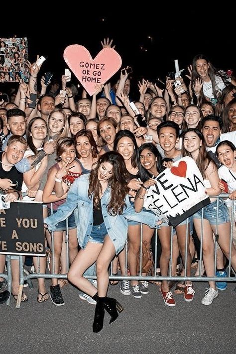 5sos Funny Pics, Selena Gomez Fan, Selena Gomez Concert, Selena Gomez With Fans, Old Celebrities, Selena Gomez Photoshoot, Selena Gomez Pictures, Selena G, Concert Photos