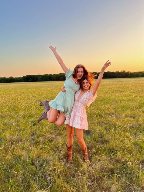 photo inspi, country aesthetic, friends, summer Friends In A Field Aesthetic, Country Friends Photoshoot, Field Photoshoot Poses Friends, Duo Poses Standing, Flower Photoshoot With Friends, Girl Friends Photoshooting Ideas, Spring Best Friend Photoshoot, Hoco Photoshoot Friends, Group Field Photoshoot