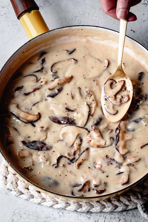 Vegetarian Mushroom Gravy, Gravy Thanksgiving, Gravy Vegan, Vegetarian Thanksgiving Menu, Vegan Mushroom Gravy, Gluten Free Gravy, Vegetarian Gravy, Mushroom Gravy Recipe, Bojon Gourmet