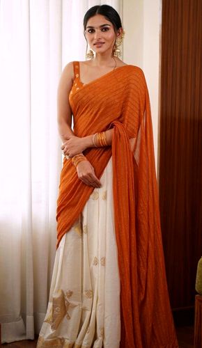 Styling Women's Traditional Onam Outfits for a Modern Look | WIFD Simple Half Saree Designs South Indian, Onam Dress Ideas, Saree With Sleeveless Blouse, Onam Outfits Ideas, Traditional Half Saree, Onam Dress, Onam Outfits, Kerala Saree Blouse Designs, Lehenga Saree Design