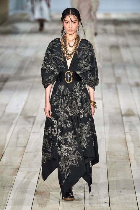 Alexander Mcqueen Ready To Wear, 2020 Runway, Mcqueen Fashion, Floral Outfit, Bohemian Fashion, Fashion Show Collection, Fashion 2020, Emilio Pucci, Fashion Styles