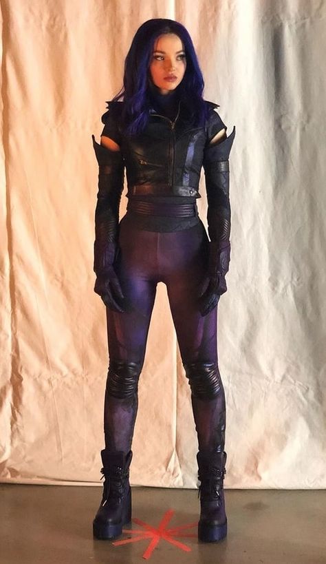 White Queen Costume, Disney Descendants Costume, Mal Costume, Dave Cameron, Descendants Pictures, Mal Bertha, Estilo Blair Waldorf, Descendants Mal, Mal Descendants