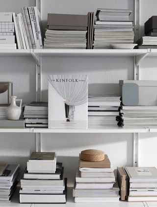 Kinfolk Home Kinfolk Home Book, Kinfolk Home, Styling Shelves, Display Storage, Shelf Styling, Scandinavian Interior, Home Library, Book Shelf, Shelf Decor