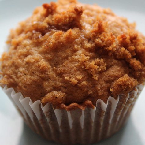 A simple way to keep those muffin tops at their peak of crisp perfection. Yummy Muffins, 4 Bananas, Crumb Muffins, Banana Crumb Muffins, Apple Cinnamon Muffins, Streusel Muffins, Muffin Tops, Pumpkin Chocolate Chip Muffins, Muffin Streusel