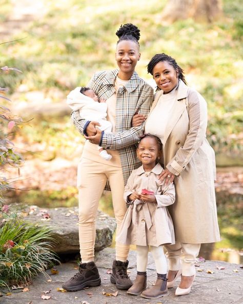 Black Two Mom Family Fall Photoshoot #blacklesbians #twomomfamily #JamillaandQue #LGBTphotography #Blacklove #Blacklovephotography Two Moms Family Lgbt, Wlw Family Aesthetic, Lesbian Maternity Photoshoot, Lesbian Family Photos, Wlw Family, Poc Wlw, Wlw Black, Family Fall Photoshoot, Black Wlw