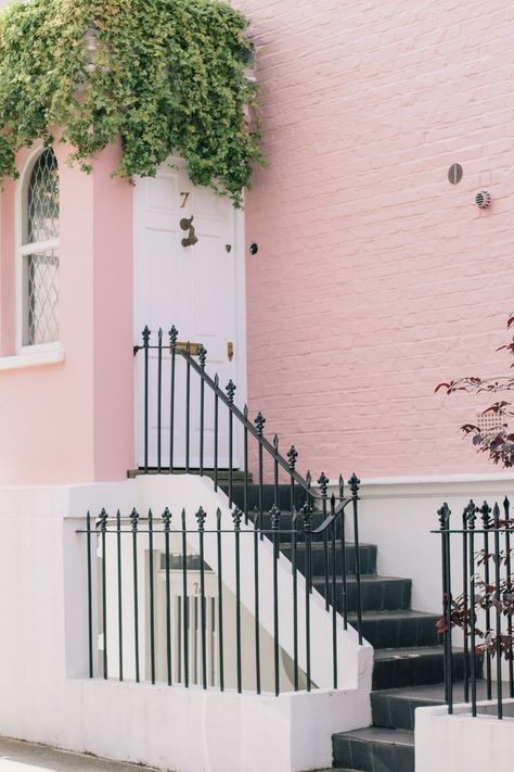 Pink house & pretty gate in Notting Hill, England Pink Stucco House Exterior, Pink Brick House, Craftsman Paint Colors, Pink House Exterior, English Cottage Exterior, Federal Architecture, Packing A Suitcase, Pink Building, Light Pink Blush