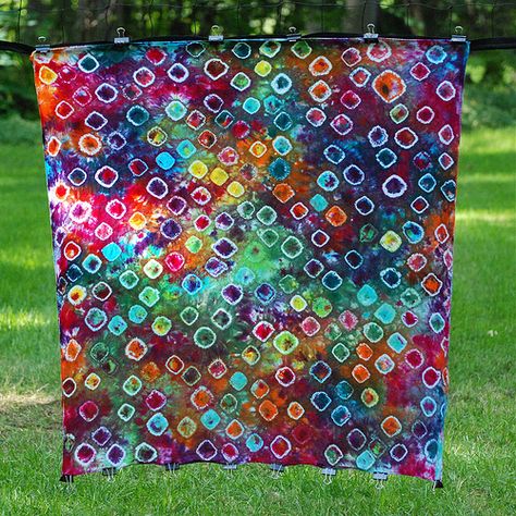 tie-dye circles | love me some circles | Laura Shaw | Flickr Tie Dye Folding Techniques, Tie Dye Shirts Patterns, Tye Dye Patterns, Diy Tie Dye Techniques, Diy Tie Dye Designs, Tie Dye Patterns Diy, Tie Dye Bedding, Fabric Dyeing Techniques, Diy Tie Dye Shirts