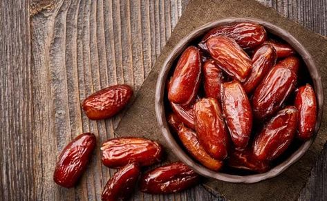 Both ripe and dried dates are an excellent source of vitamin C Health Benefits Of Dates, Dates Benefits, Fresh Dates, Dried Dates, Berbuka Puasa, Stone Soup, Date Recipes, Idee Pasto Sano, Eat Smarter