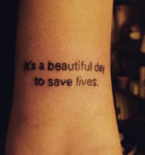 Greys Anatomy Tattoo, Stile Pin Up, Quote Tattoos Placement, Ems Tattoos, Anatomy Tattoo, Doctor Tattoo, Beautiful Day To Save Lives, Nurse Tattoo, Medical Tattoo