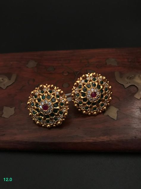 Gold Big Stud Earrings Indian, Big Stud Earrings, Temple Jewellery Earrings, Gold Jhumka Earrings, Gold Jewelry Outfits, Gold Earrings Models, Diamond Pendants Designs, Gold Jewelry Simple Necklace, Antique Jewellery Designs