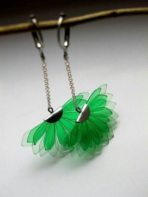 Plastic Bottle Jewelry, Plastic Jewellery, Upcycle Plastic, Anting Manik, Shrink Plastic Jewelry, Plastic Bottle Flowers, Plastic Bottle Art, Diy Plastic Bottle, Bottle Earrings