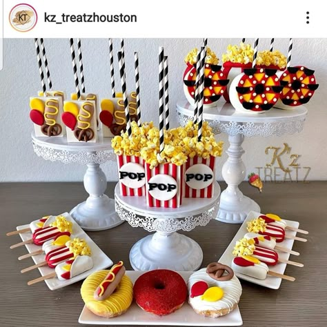 Carnival Cake Pops Circus Theme, Carnival Theme Cake Pops, Carnival Birthday Treats, Carnival Themed Treats, Carnival Cupcake Ideas, Carnival Cake Pops, Carnival Theme Cake, Circus Cake Pops, Carnival Themed Cakes