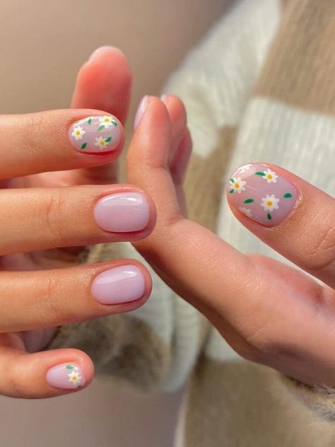 Short milky pink nails with flower accents Summer Nails 2023, Silver Nail Art, 2023 Nails, Minimalist Nail, Minimal Nails Art, Floral Nail Designs, Cute Spring Nails, Minimalist Nail Art, Minimal Nails