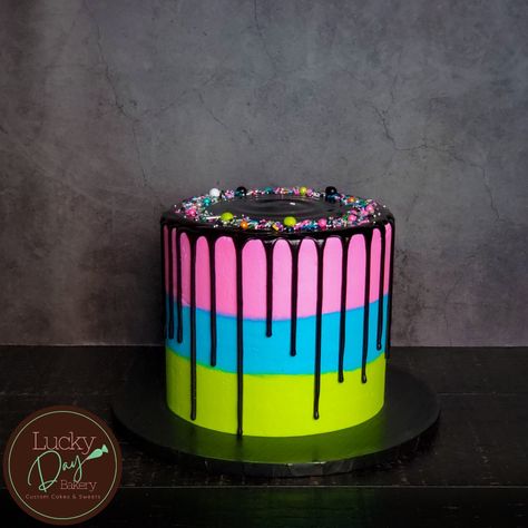 Black And Neon Cake, Neon Sheet Cake, Rave Cake Ideas, Neon Party Cake, 10th Birthday Cakes, Glow Up Party, Neon Cupcakes, Neon Birthday Cakes, Glow Neon Party