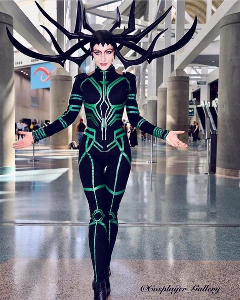 Hela from Thor: Ragnarok  Cosplayer: instagram.com/sylviaslays/  Photographer: instagram.com/cosplayer_gallery/ Comic Con Costumes, Thor Ragnarok, Comic Con Cosplay, Scary Halloween Costumes, Epic Cosplay, Cosplay Tutorial, Marvel Cosplay, Disney Cosplay, Amazing Cosplay