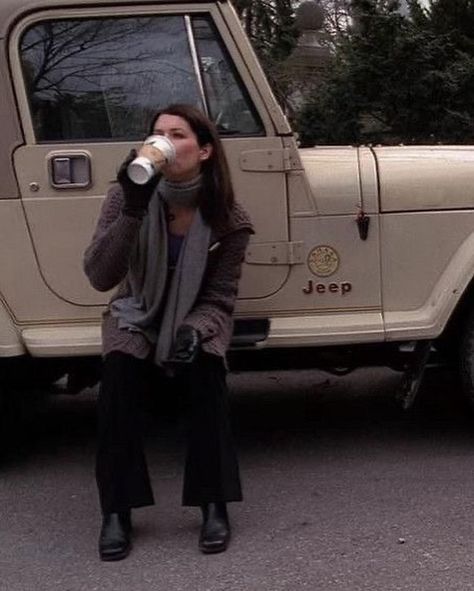 she’s my superhero 🍂 Lorelai Gilmore Style, Gilmore Girls Lorelai, Gilmore Girls Fashion, Lorelei Gilmore, Gilmore Girls Outfits, My Superhero, Lorelai Gilmore, Drinking Coffee, Rory Gilmore