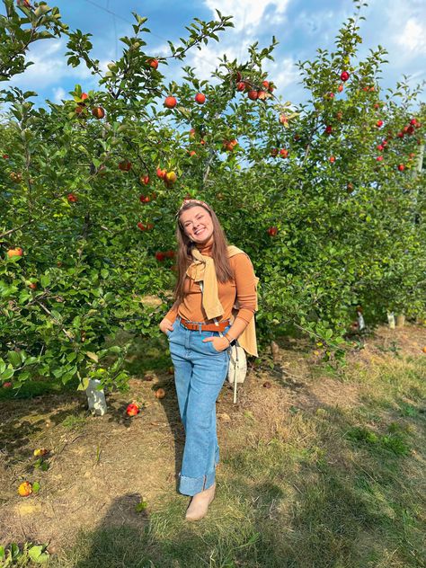 Fall day style, pumpkin patch outfit Fall Apple Picking, Apple Picking Outfit, Fall Apples, Apple Picking, Fall Fashion, Autumn Fashion