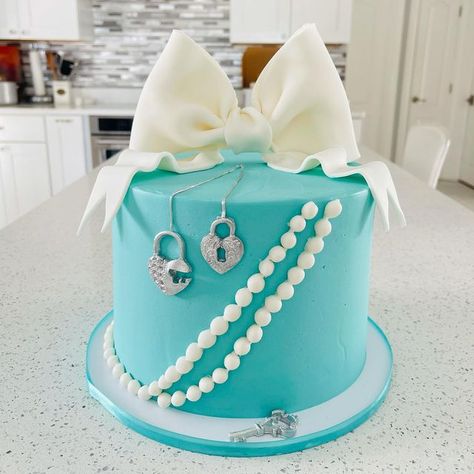 Outside Bridal Showers, Hat Box Cake, Tiffany Sweet 16, Tiffany Themed Bridal Shower, Tiffany Birthday Party, Cake Smash Inspiration, Tiffany Birthday, Tiffany Cakes, Sweet 16 Favors