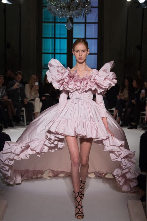 Ruffle pink gowns with puffy ruffled shoulders at Giambattista Valli #SS17 #Couture #PFW #Trend Giambattista Valli Couture, Giambattista Valli Haute Couture, Runway Fashion Couture, Pink Dresses, فستان سهرة, Couture Runway, Cat Walk, Giambattista Valli, 가을 패션