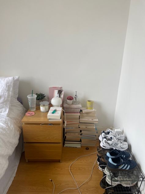 Desk Minimalist, Simple Aesthetic Bedroom, Room Redesign, Dorm Room Inspiration, Pretty Room, Apartment Room, Dream Room Inspiration, Cozy Room, Room Ideas Bedroom