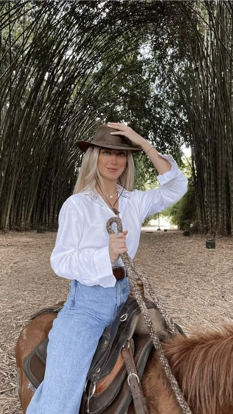 Professional Farm Outfit, Ruidoso New Mexico Outfits, Rancho Outfits For Women, Outfit Rancho Mujer, Mexico Outfits Rancho, Vaquera Photoshoot, Farm Outfit Aesthetic, Cowgirl Outfits Aesthetic, Outfit Campo