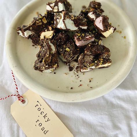 Rocky Road Rocky Road Food Photography, Rocky Road Recipe Videos, Vegan Rocky Road Recipe, White Chocolate Rocky Road, Easy Rocky Road, Temper Chocolate, Rocky Road, Turkish Delight, Edible Gifts