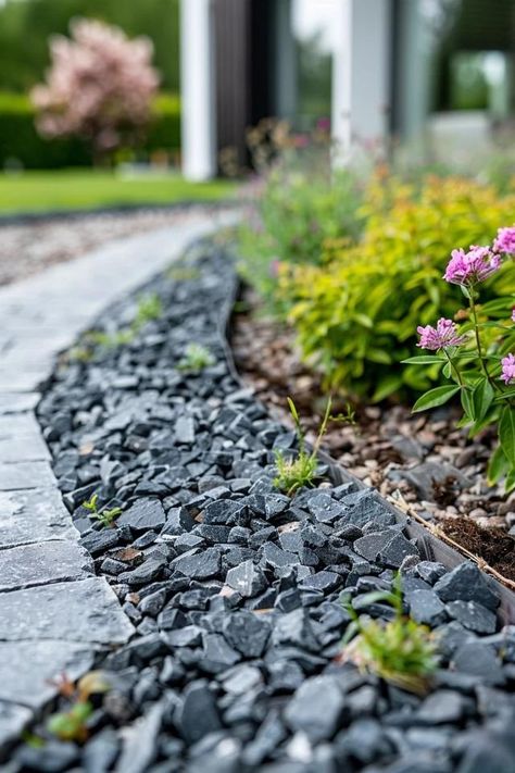 Creative Gravel Edging Ideas for Your Garden Gravel Edging Ideas, Black Gravel Landscaping, Gravel Edging, Gravel Pathway, Small Urban Garden, Gravel Landscaping, Metal Edging, Gravel Patio, Backyard Balcony