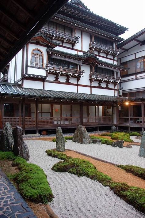 Japanese Buildings Traditional, Japanese Mansion Traditional, Japanese House Aesthetic, Japanese House Exterior, Japanese Mansion, Japanese Exterior, Old Japanese House, Japanese Traditional Architecture, Beauty Of Japan