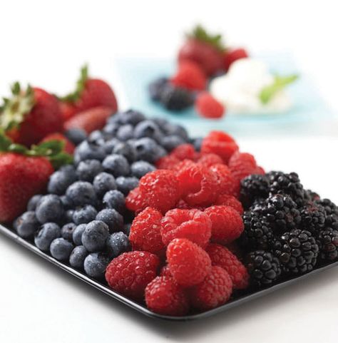 The Signature Sparkling Berry Hostess Tray is piled high with hand-selected fresh strawberries, raspberries, blueberries and blackberries and sprinkled with coarse sugar. Perfect for brunch, lunch or dessert! Berries Platter, Large Family Meals, Vegetable Tray, Fruit Display, Gourmet Cupcakes, Order Cake, Berry Fruit, Veggie Tray, Snack Tray