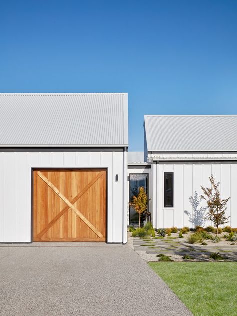 Village house by GLOW design group | Woodend, VIC, Australia Garage Halloween, Gable House, Shed Home, Shed House, Modern Barn House, Shed Homes, Exterior Cladding, Ranch Style Homes, House Modern