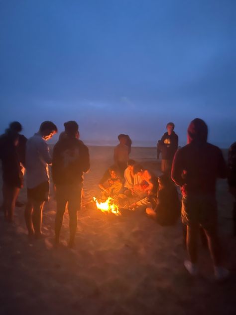 Bombfire Night, Beach Bonfire Aesthetic, Bonfire Party Ideas, Cuddle Party, Campfire Party, Birthday Things, Bonfire Party, Night Friends, Beach Bonfire