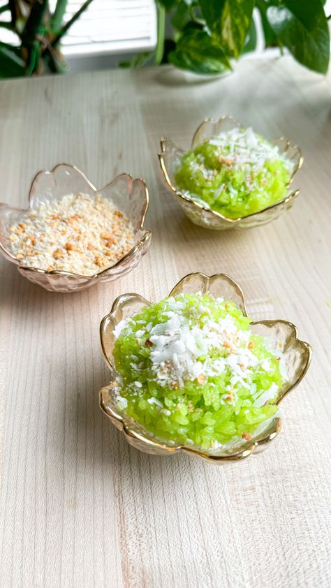 The EASIEST Pandan Sticky Rice recipe, also known as Xôi Lá Dứa, and we're making it right in the rice cooker! Thai Sweet Rice Recipe, Sticky Rice In Rice Cooker, Pandan Sticky Rice, Rice In A Rice Cooker, Sticky Rice Recipe, Coconut Sticky Rice, Lao Food, Unicorn Food, Laos Food