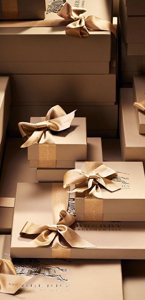 TOTAL LUXURY Gift Wrapping Inspiration, Brown Paper Packages, Creative Gift Wrapping, Present Wrapping, Wrapping Ideas, Noel Christmas, Christmas Gift Wrapping, Luxury Gifts, Christmas Wrapping