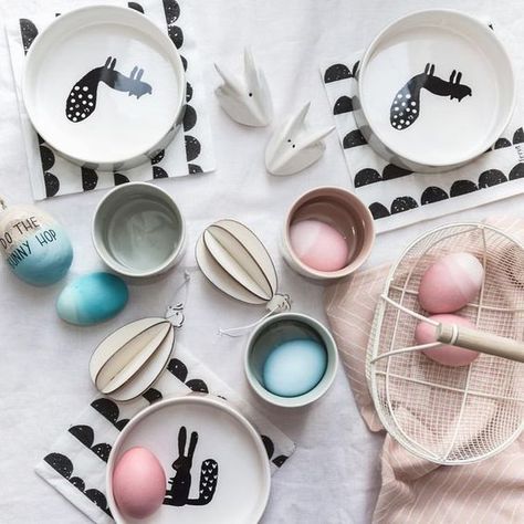 6 Chic ways to make a Scandinavian Easter in your dreamy home Black And White Table Setting, Scandinavian Easter, White Table Setting, Small Porch Ideas, Black And White Table, White Table Settings, Easter Lunch, Lunch Inspiration, Creative Tables