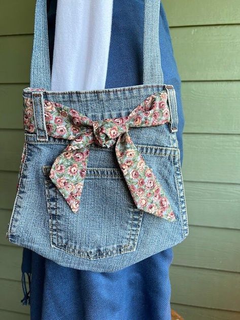 Upcycled denim crossbody bag with wine-red rose print and tassels. Boho #Upcycling #Denim_Belt_Bag #Denim_Upcycling_Ideas #Denim_Belts Bag Handles Ideas, Denim Upcycle Diy, Diy Purses And Bags, Diy Denim Purse, Diy Bag Strap, Upcycled Bags, Wine Rose, Denim Crossbody Bag, Jean Bag