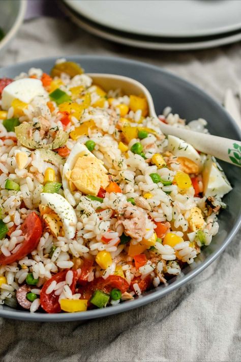 A mix of vegetables, rice and tuna Cold Rice Salad Recipes, Tuna Rice Salad, Rice Salad Cold, Tuna Rice, Rice Salad Recipes, Popular Side Dishes, Cold Lunches, Fish Salad, Healthy Food Facts