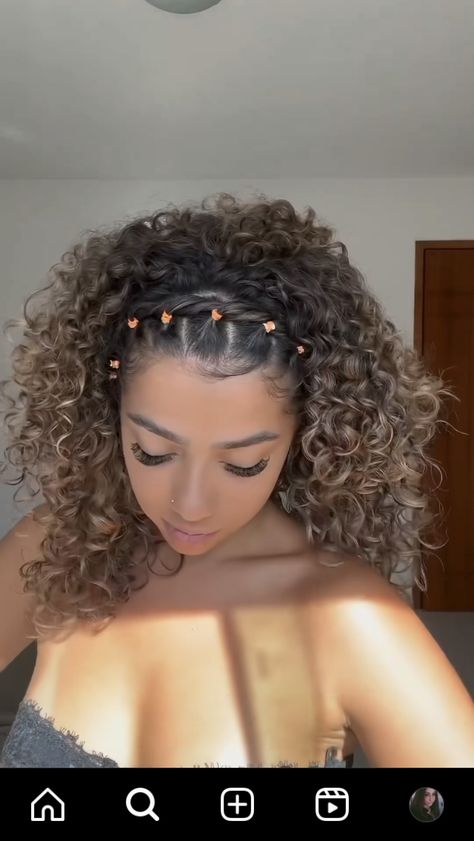 Crown Braid Curly Hair Natural Curls, Corn Rows In Front Curly Hair In Back, Curly Hair Styles With Rubber Bands, Rubber And Hairstyles, Rubberband Hairstyles Curly Hair, Curly Rubber Band Hairstyles, Rubber Band Curly Hairstyles, Curly Hair Rubber Band Styles, Rubber Band Hairstyles Curly Hair